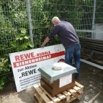 Montage des REWE-Schildes "Bienenheimat"