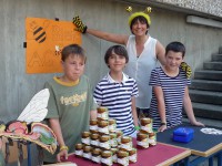 Schüler am Marktstand der Bienen-AG mit Bamberger Schubiene