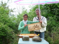 Bienenpatin Edith zeigt selbst gezogene Honigwabe