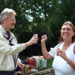 Reinhold sprüht Nelkenöl auf Jeannettes Hände zur Abwehr vor allzu zutraulichen Bienen
