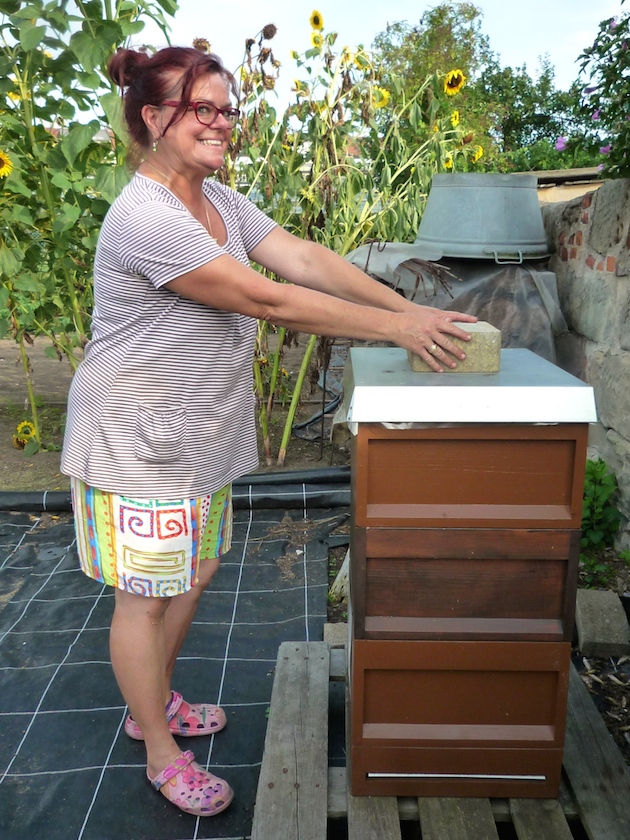 Bienenpatin Carmen Dechant an ihrer Bienenpatenbeute