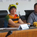Ilona Munique am Sitzungstisch