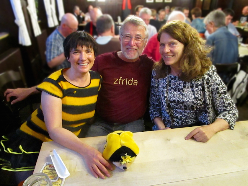 Glückliches Sit-in, Ilona, Sieghard Tschofen und Birgit Dietz im Spezial nach der Bau- und Werksenatssitzung am 06.05.2015 mit TOP 8 zur Bienen-InfoWabe von Bienen-leben-in-Bamberg.de