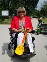 Sabine Saam mit Spaten