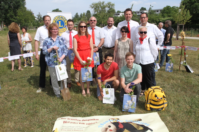 REWE-Unterstützergruppe zum Spatenstich der Bienen-InfoWabe