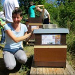 Bienenpatin Ina Kudlich vor ihrer Patenbeute