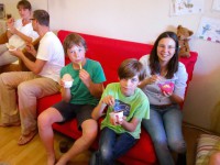 Felix, Wenzel, Daniel und Melanie genießen ihr Joghurteis mit frischem Honig