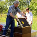 Reinhold zeigt die Bienenflucht
