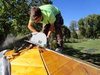 Schwindelfreier Jonathan auf der Dachspitze der Bienen-InfoWabe