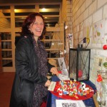 Bienenpatin Ruth Vollmar hilft beim Standaufräumen