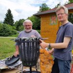 Bernhard und Reinhold montieren den tausendschraubigen Grillkorb