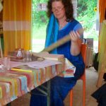 Elke Puchtler begleitet ihre Lavendelgeschichten mit einem Rainstick