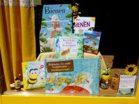 Kinderbücher im Schaufenster der Bienen-InfoWabe