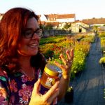 Bienenpatin Carmen Dechant ist glücklich über ihren Patenhonig