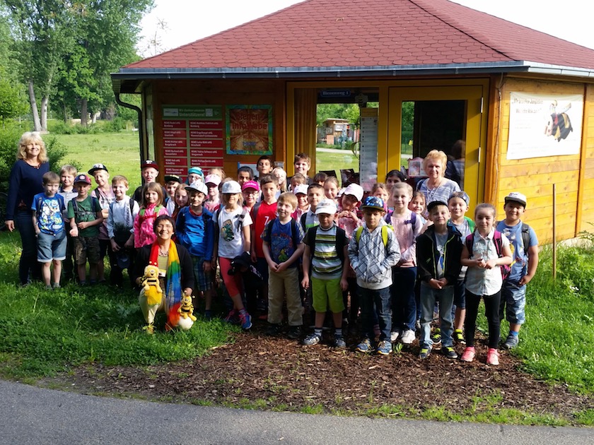 ilian-Grundschule Scheßlitz, Klasse 2a+2b, am 23.05.2017 in Bamberg, Bienen-InfoWabe