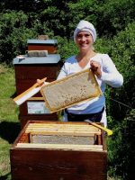 Ilona zieht Honigwabe aus Volk von Bienenpatin Elisabeth Burger