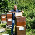 Reinhold zieht Honigwabe aus Volk von Bienenpatin Ina Kudlich