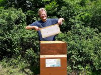 Reinhold zieht Honigwabe aus Volk von Bienenpatin Felicitas "Fee" Sauer