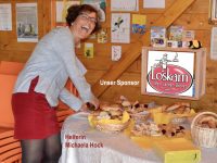Helferin Michaela Hock zerteilt die von Lecker-Becker Loskarn esponserten Gebäckstücke