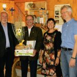 2. Preis "Silberlinde", überreicht an Raimund Ott für den Kreislehrgarten des Obst- und Gartenbauvereins Oberhaid e. V. durch Jurymitglied Josef Schröder