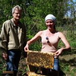 Lehramtsanwärterin mit Bienenwabe am Lehrbienenstand "Fünferlessteg"