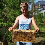 Lehramtsanwärterin mit Bienenwabe am Lehrbienenstand "Fünferlessteg"