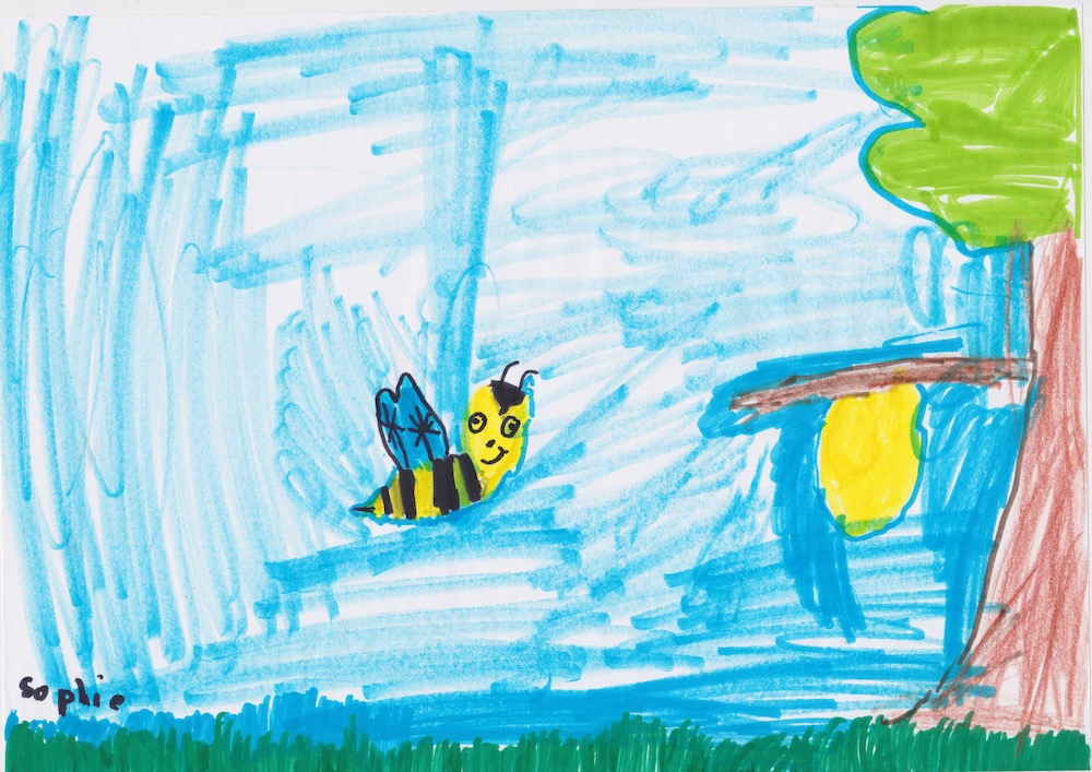 Zeichnung Biene vor blauem Himmel mit Schwarm von Sophie