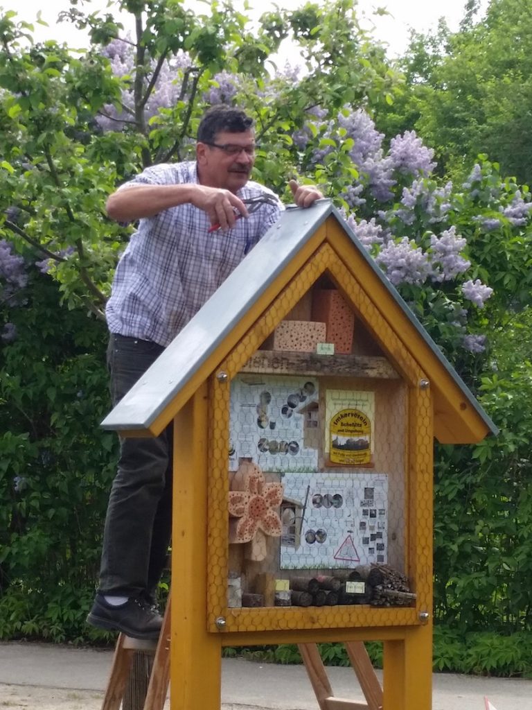 Imkerkollege aus Scheßlitz bei der Bedachung des Wildbienenhotels im Bamberger Bienengarten