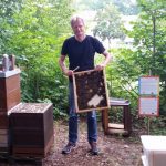 Reinhold zeigt die Bienenflucht