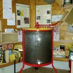 Honigschleuder als Anschauungsobjekt für den Bamberger Schulbienenunterricht