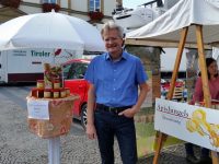 Reinhold am Honigstand in Luxemburg