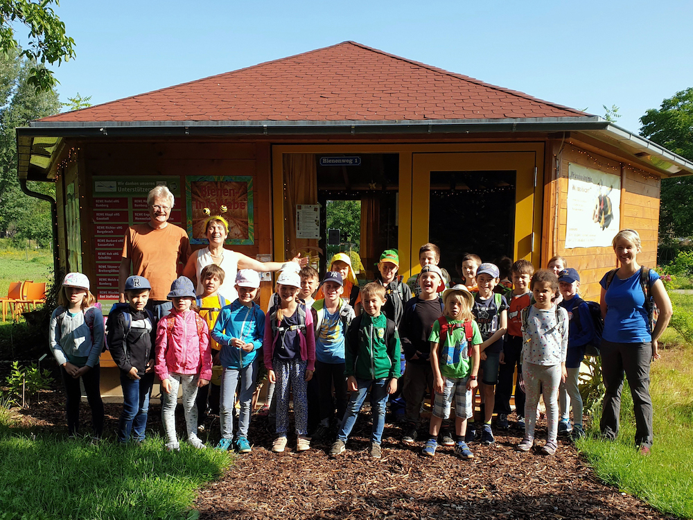 Kaulbergschule / Buger Schule 2. Klasse zum Schulbienen-Unterricht