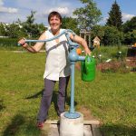 Erstes Wasserpumpen an der Schwengelpumpe im Bamberger Bienengarten