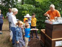 Am Lehrbienenstand "Fünferlessteg"