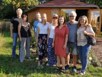 Bienenpatin Marlene Holzner mit Familie zu Gast im Bienengarten