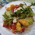 Salat mit Shrimps im Kartoffelnest