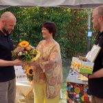1. Preisträger Martin Bloeß erhält Blumenstrauß für Bienenstadt-Bamberg-Umweltpreis 2019