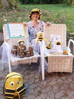 Bamberger Schulbiene am kleinen Honig- und Infostand