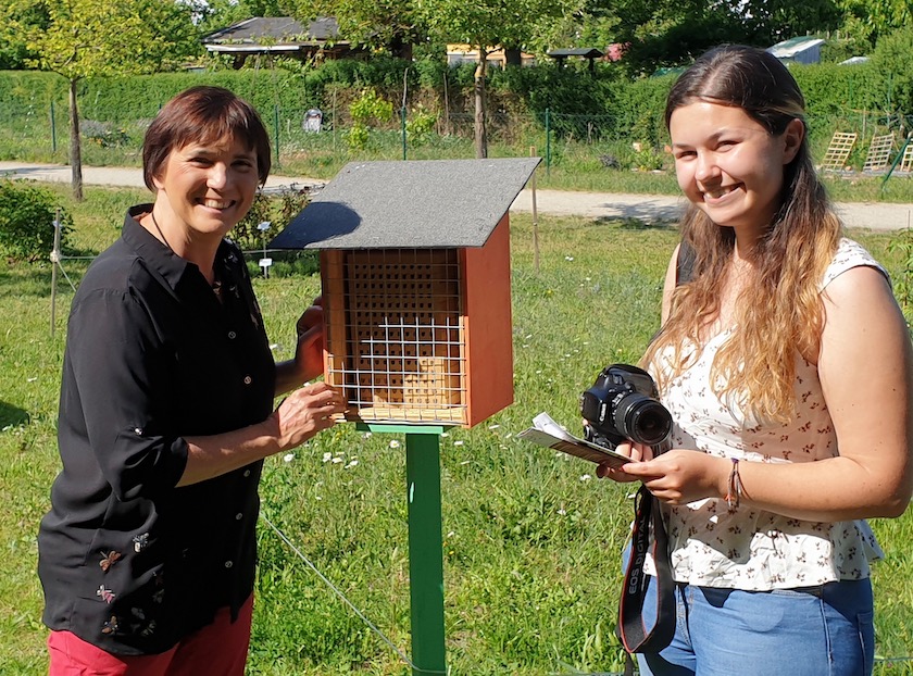 Journalistin Antonia Wild (FT) zum Interview im Bamberger Bienengarten