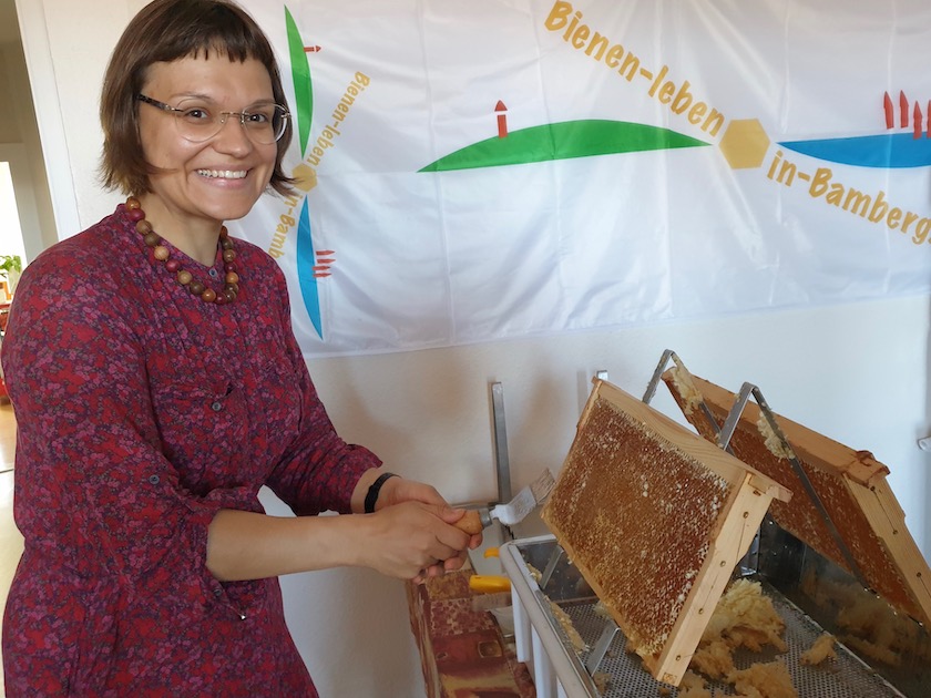 Transition-Gast beim Honigverarbeiten