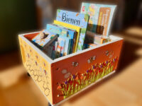 KIKI, Kinderbücherkiste der Schulbienen-Bücherei (Imker-Bibliothek)