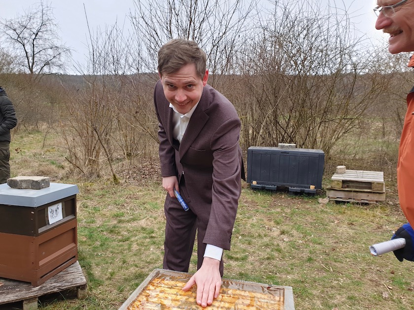 Bürgermeister Jonas Glüsenkamp am Bienenstandort "Buger Wiesen" der Initiative Bienen-leben-in-Bamberg.de