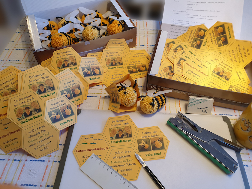 Häkelbiene mit Umkarton zum 10-jährigen Jubiläum der Initiative Bienen-leben-in-Bamberg.de (BLIB)