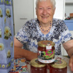 Bienenpatin Elisabeth Burger mit Patengaben