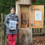 Vortrag Ilona Munique zur Zeidlerei, Station Bienenschaubeute am Baumwipfelpfad