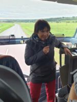 Reiseleiterin Ilona Munique auf dem Rückweg der FKBB-Bildungsexkursion ins Handthal