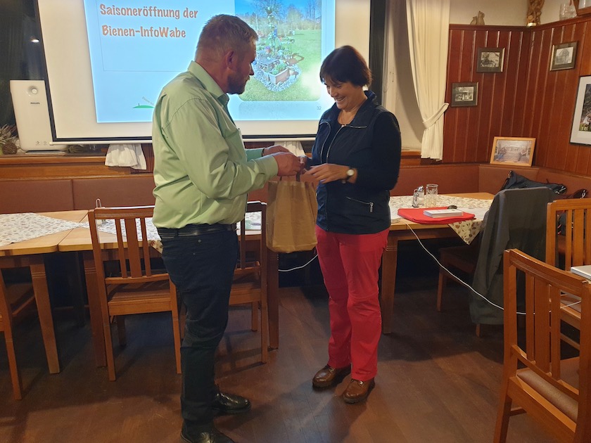 Jürgen Brendel (OGV Bamberg-Wildensorg) überreicht Dankeschön für Vortrag zu Wildbienen an Ilona Munique 