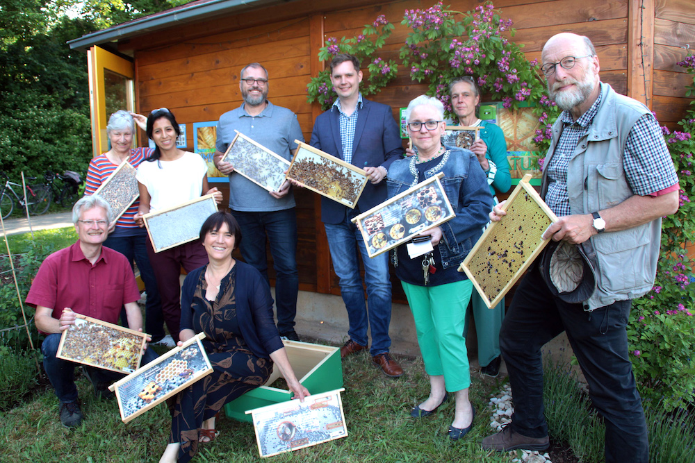 Gruppenfoto zur Einweihung Infofries und Puzzlebeute durch Bgm. Jonas Glüsenkamp © Pressestelle Stadt Bamberg, Sebastian Martin