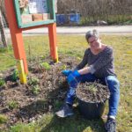 Daniela hilft beim Frühjahrsputz im Bienengarten