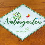 Offizielles Schild Naturgarten-Zertifizierung im Bamberger Bienengarten